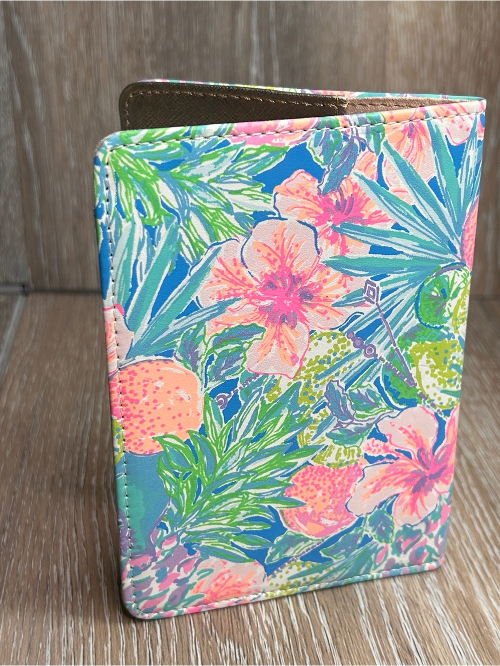 Lilly Pulitzer Passport Holder – Swizzle In Paradise Bound - Picture 4 of 6